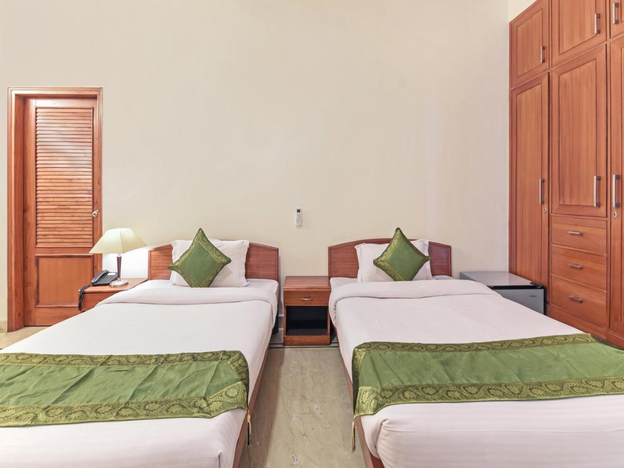 Отель Treebo Trip The Nest Corporate Большая Нойда Экстерьер фото